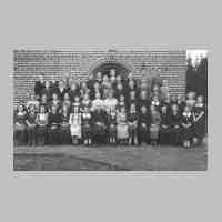 002-0027 Heinz Riemann aus Asslacken wird konfirmiert, alle Konfirmanden vor der Kirche.jpg